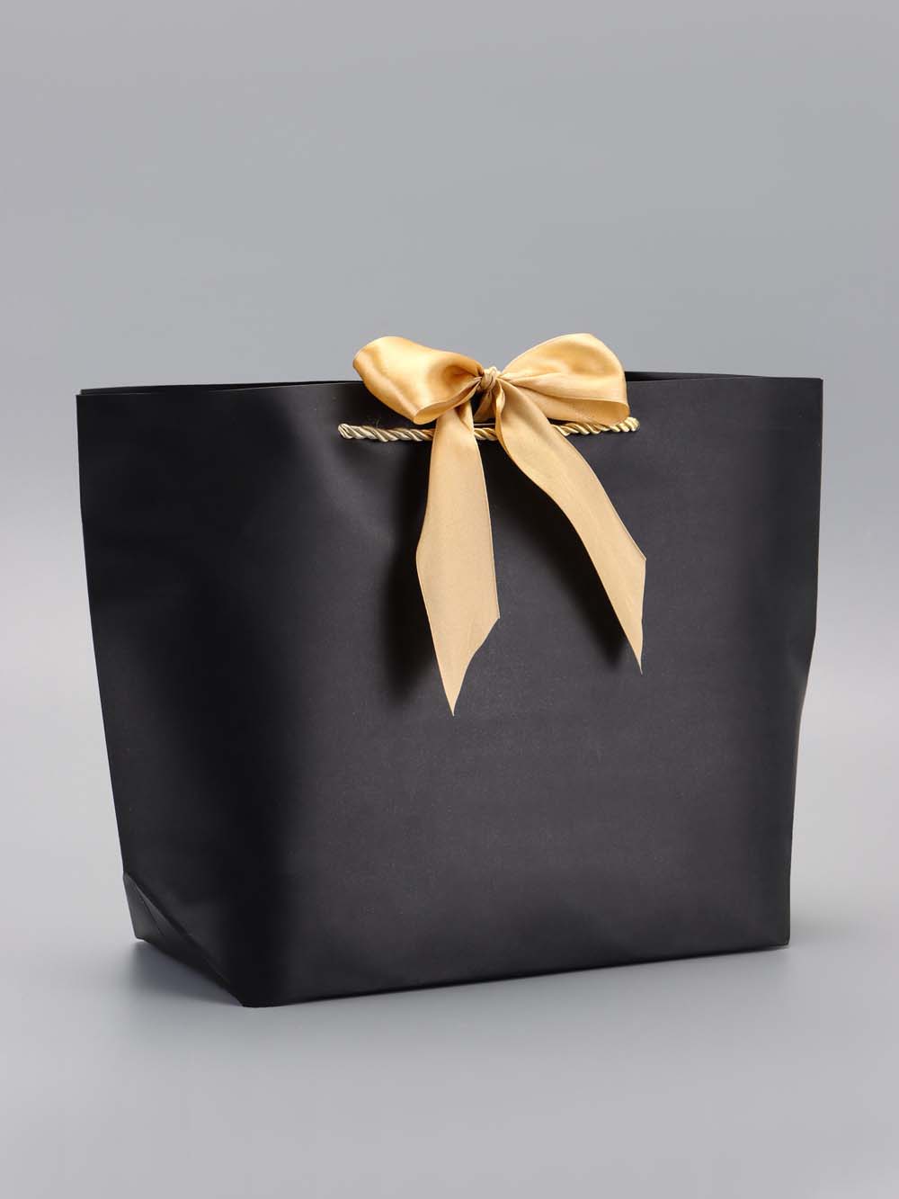 пакет подарочный чёрный с лентой (26х25х11см) Пакет подарочный чёрный с лентой (26х25х11см)