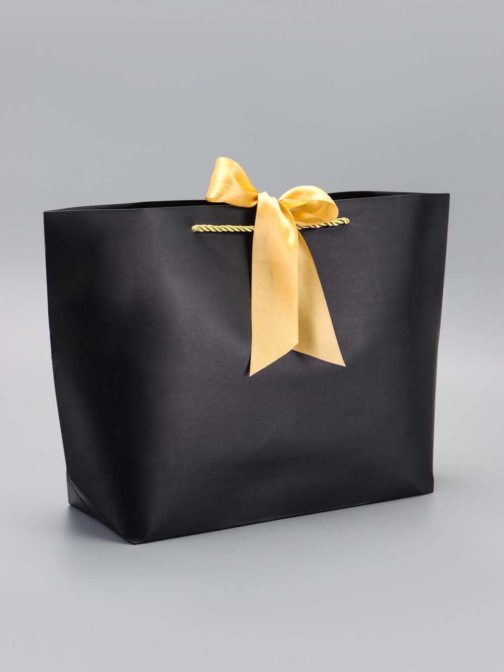 пакет подарочный чёрный с лентой (30х27,5х12см) Пакет подарочный чёрный с лентой (30х27,5х12см)